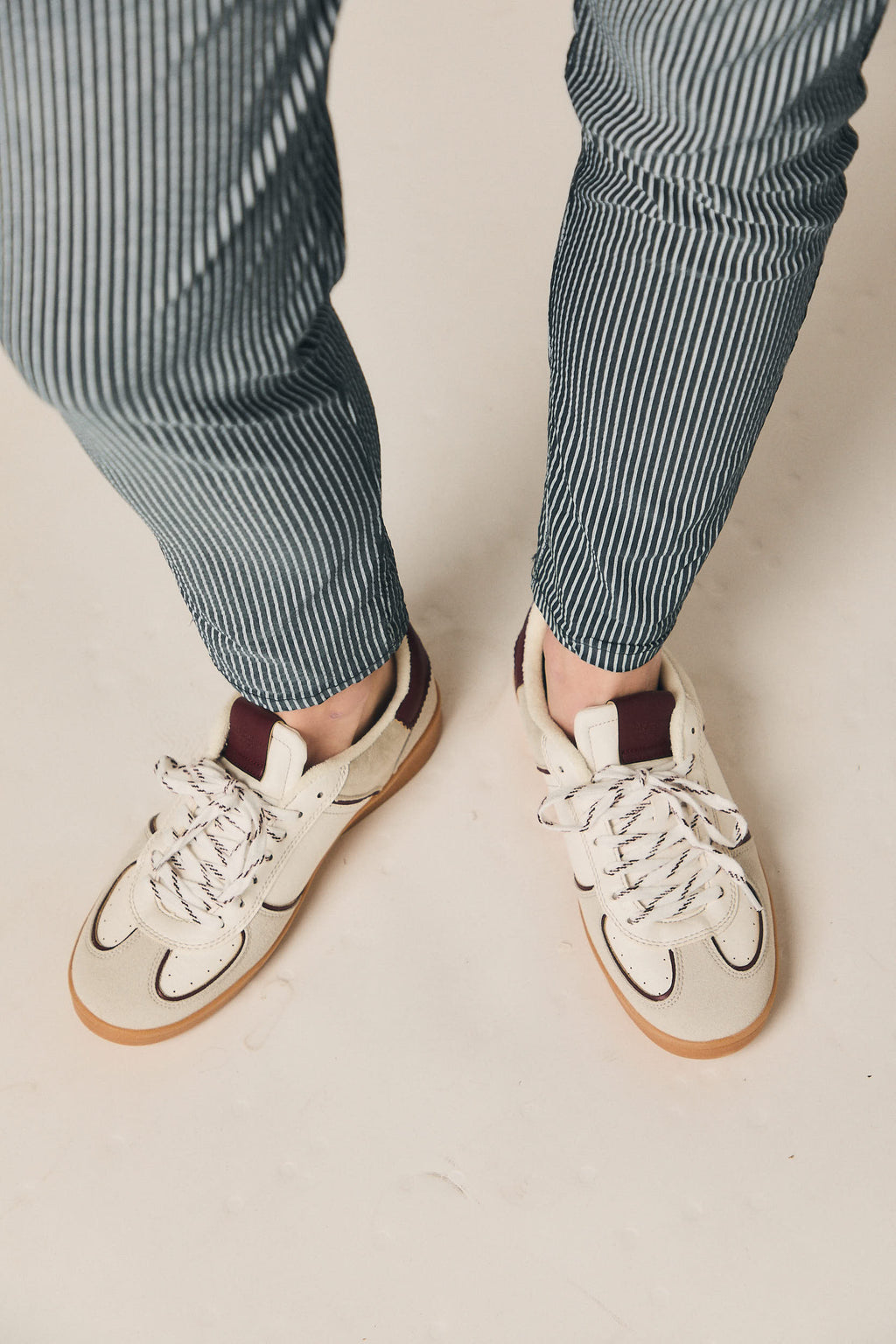 Zapatilla combinada rayas burdeos crudo