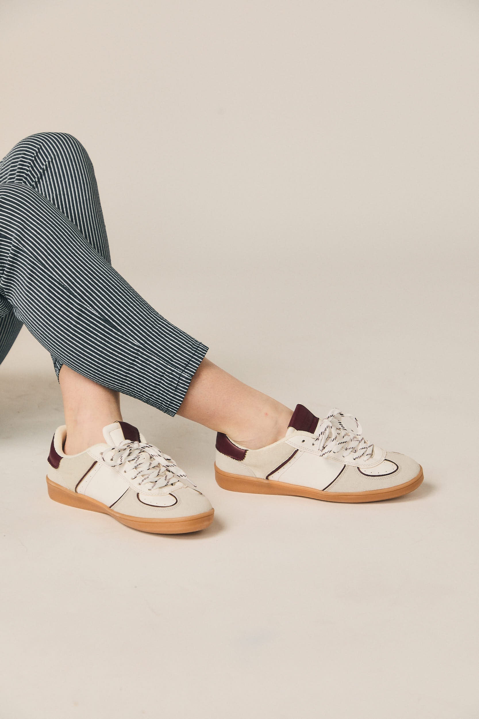 Zapatilla combinada rayas burdeos crudo