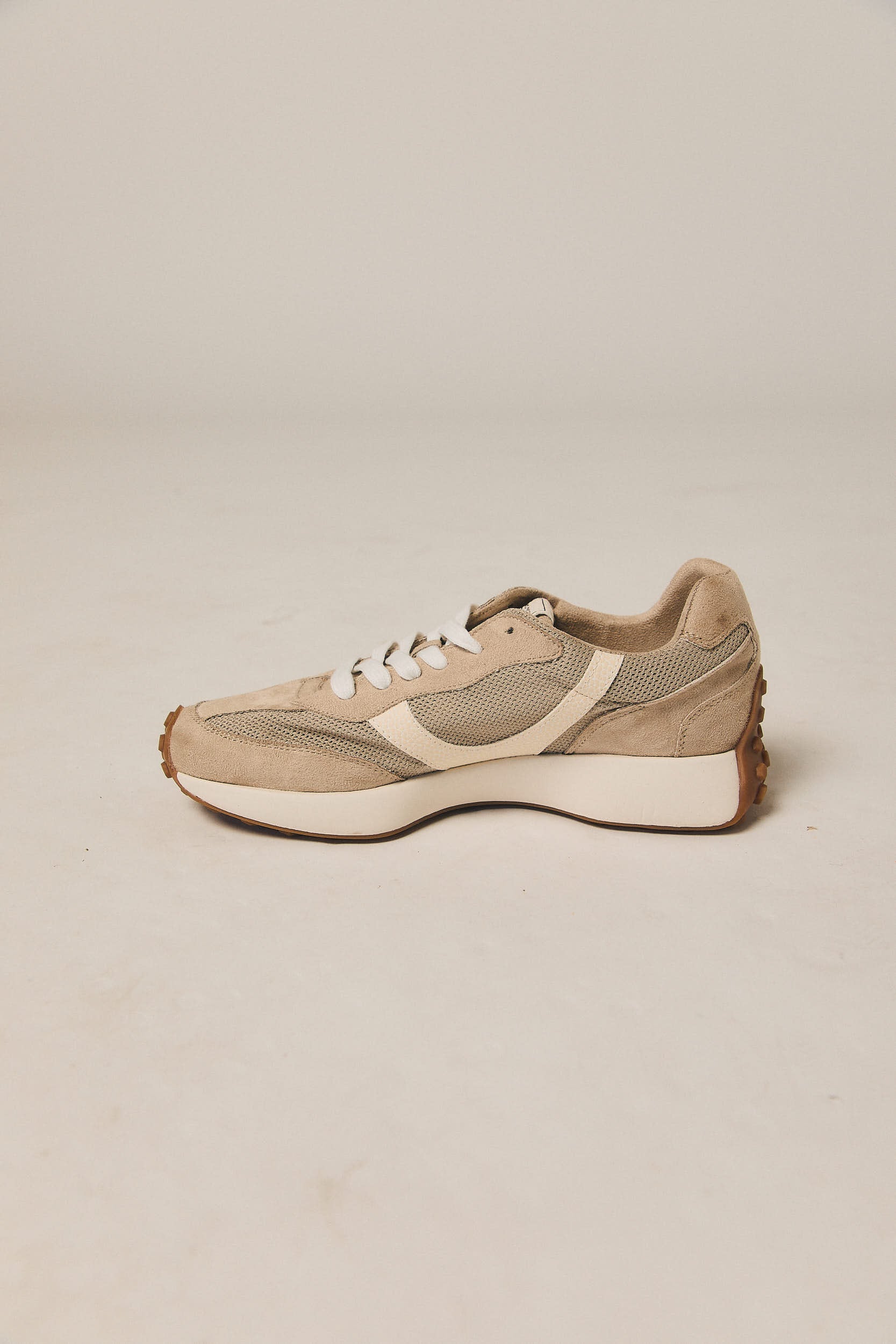 Zapatilla deportiva calada beige