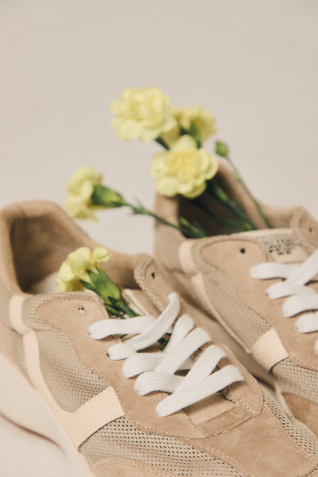 Zapatilla deportiva calada beige