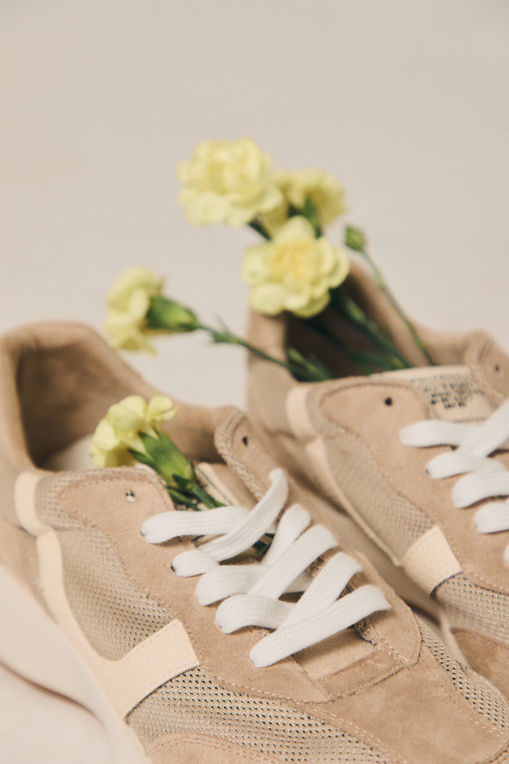 Zapatilla deportiva calada beige