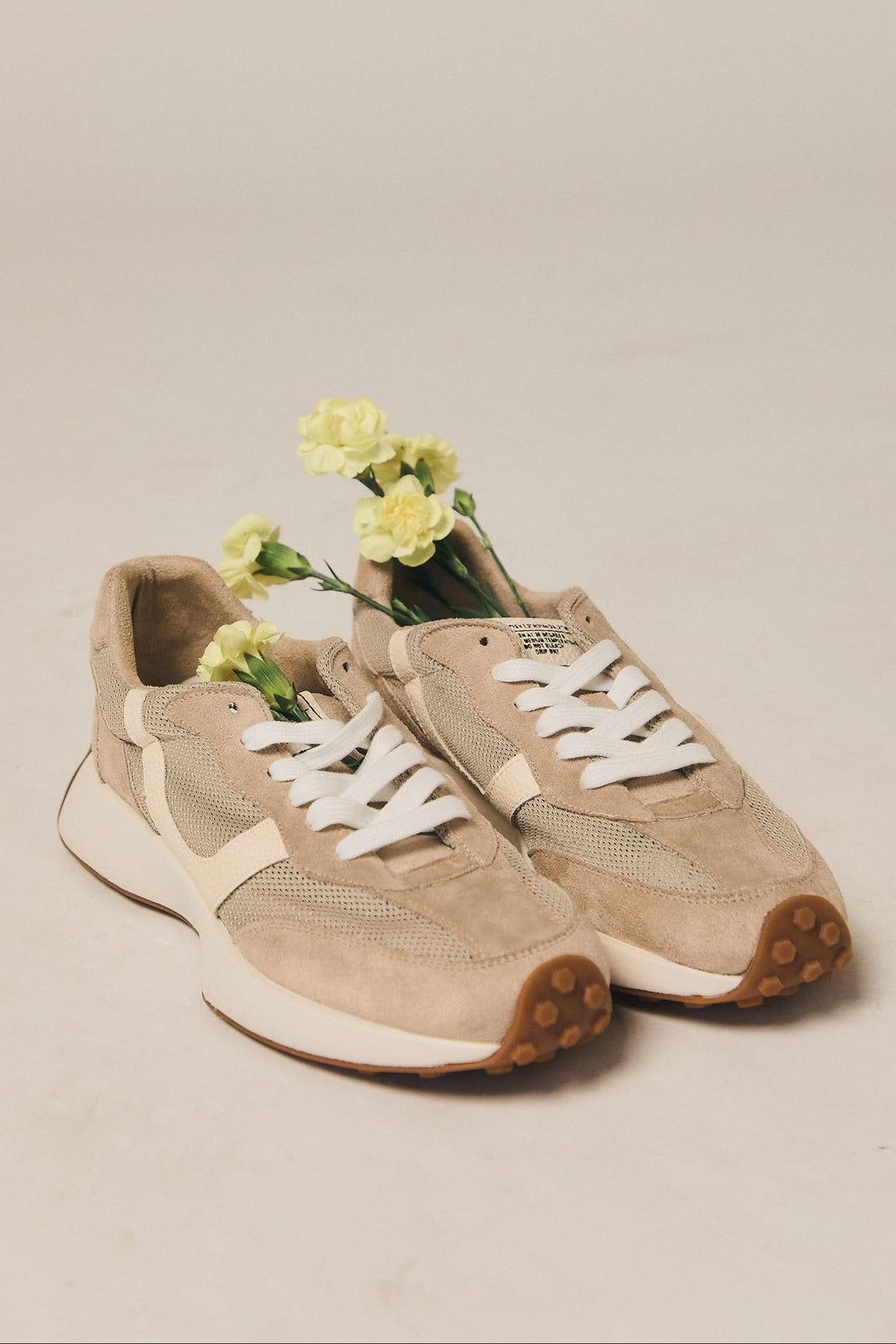 Zapatilla deportiva calada beige