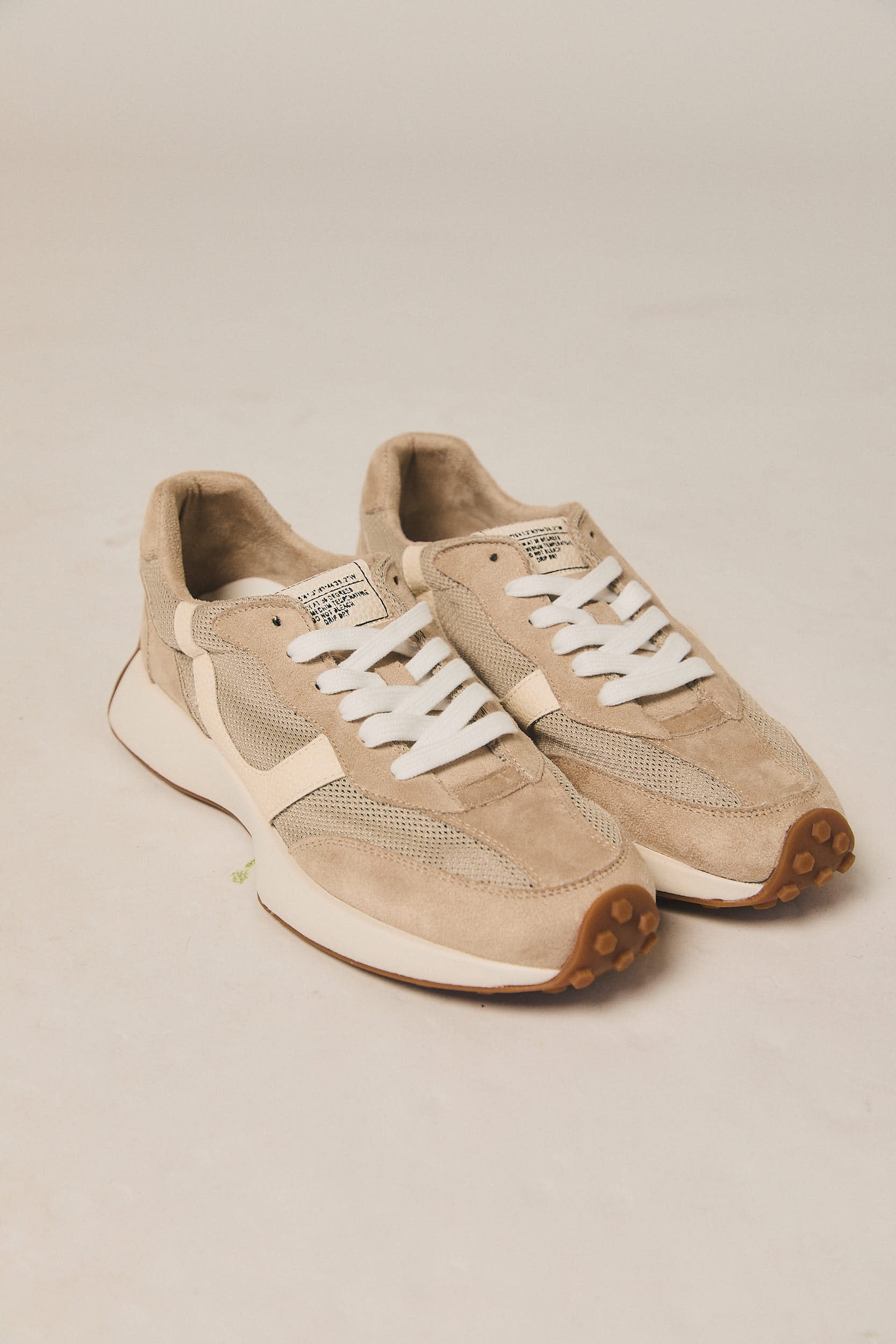 Zapatilla deportiva calada beige