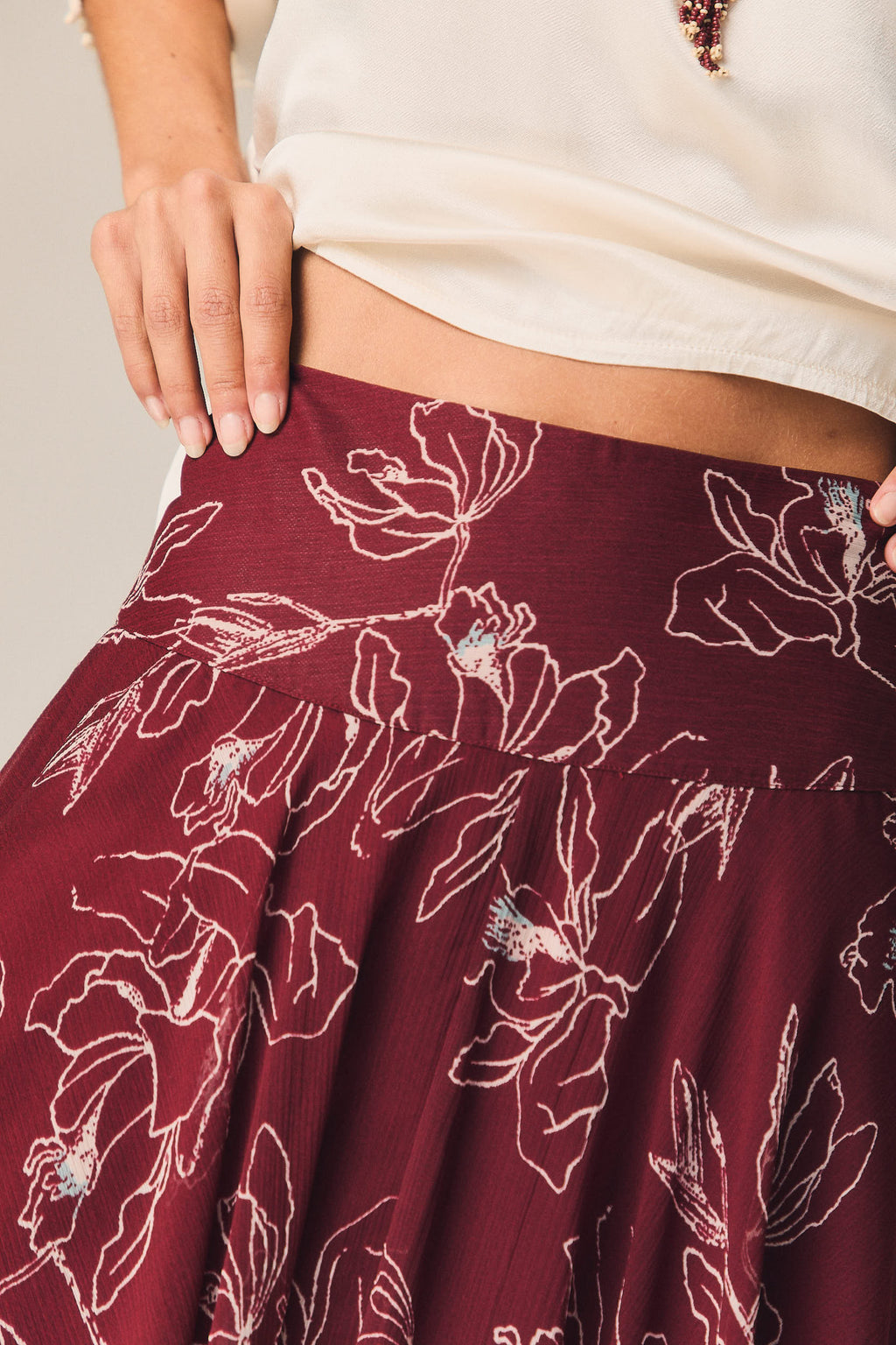 Falda midi picos estampado floral vino