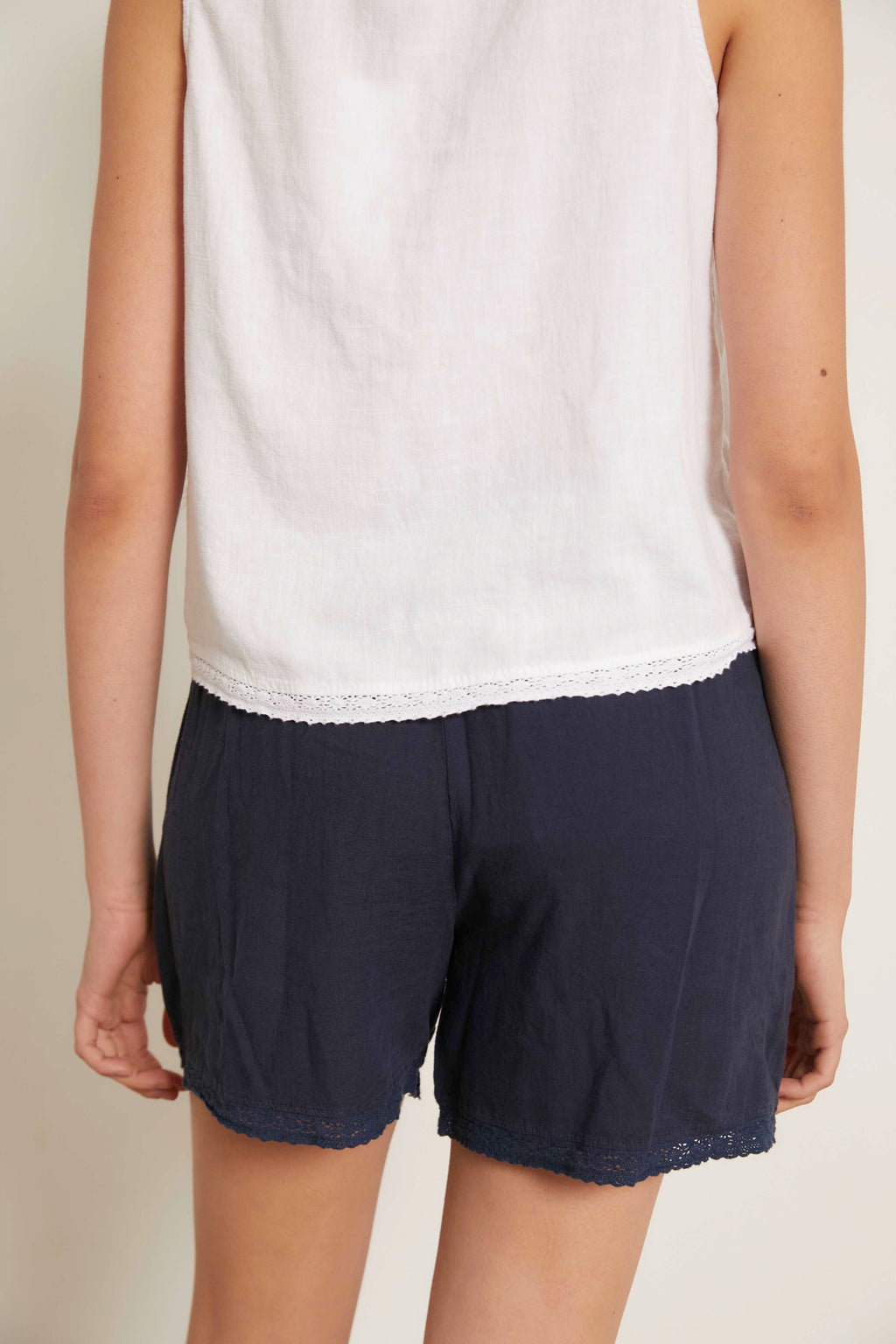 Short lino puntilla azul marino