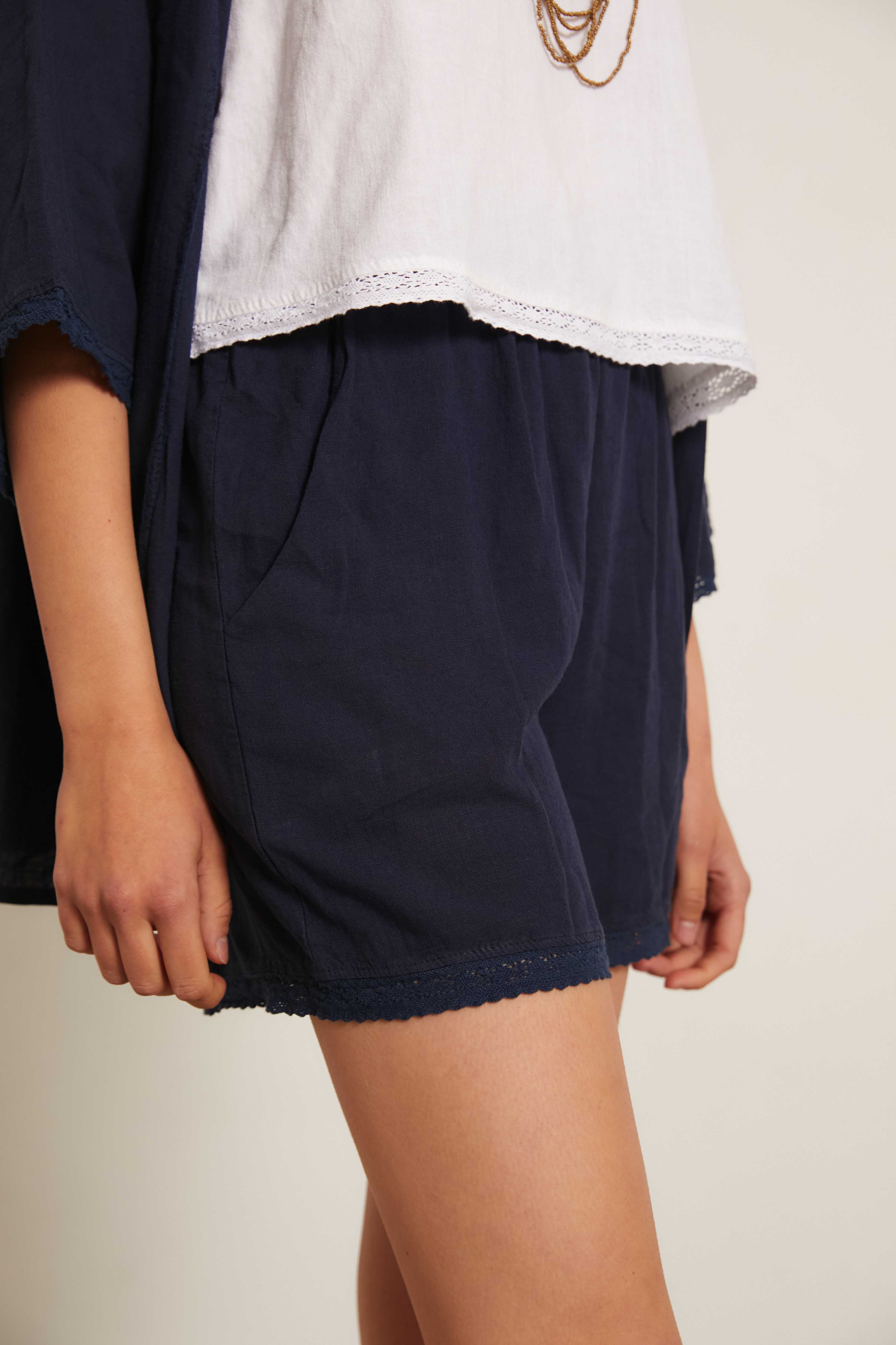 Short lino puntilla azul marino