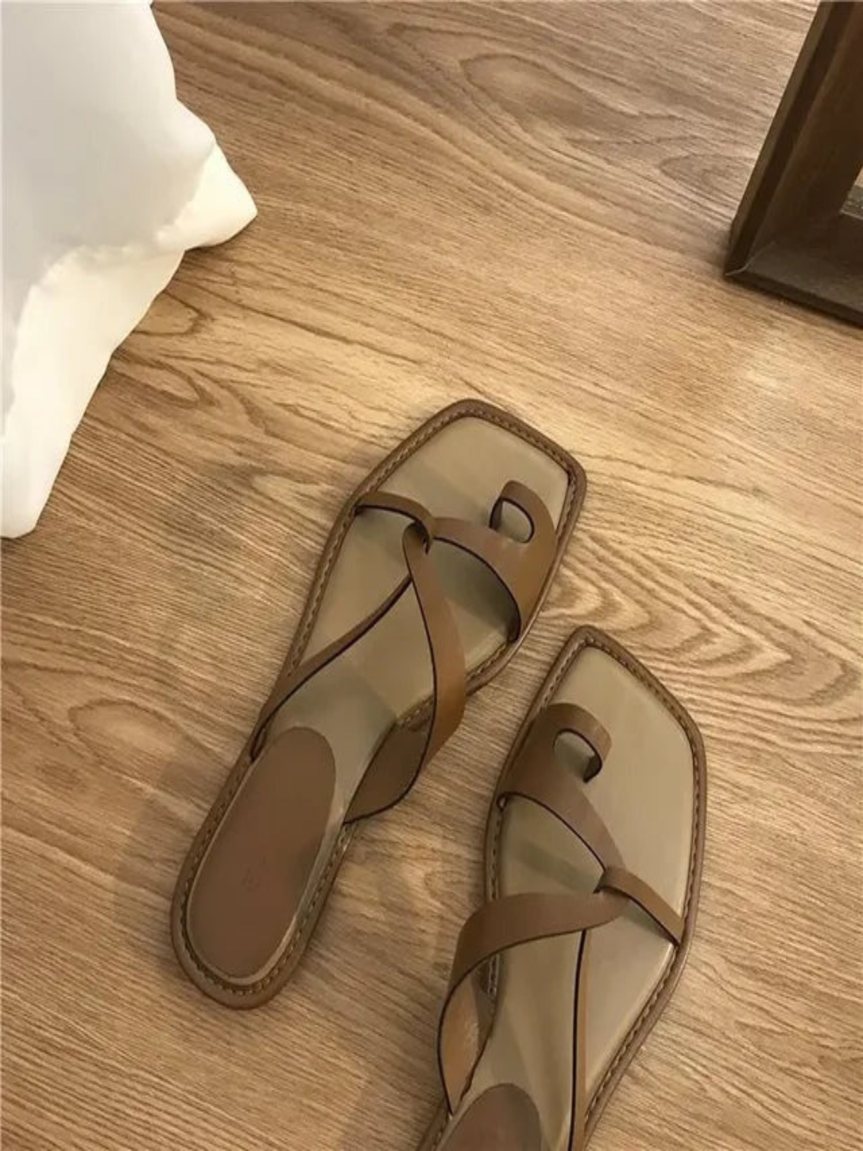 Lola | Chanclas Planas Dedo Mujer Tiras Cruzadas