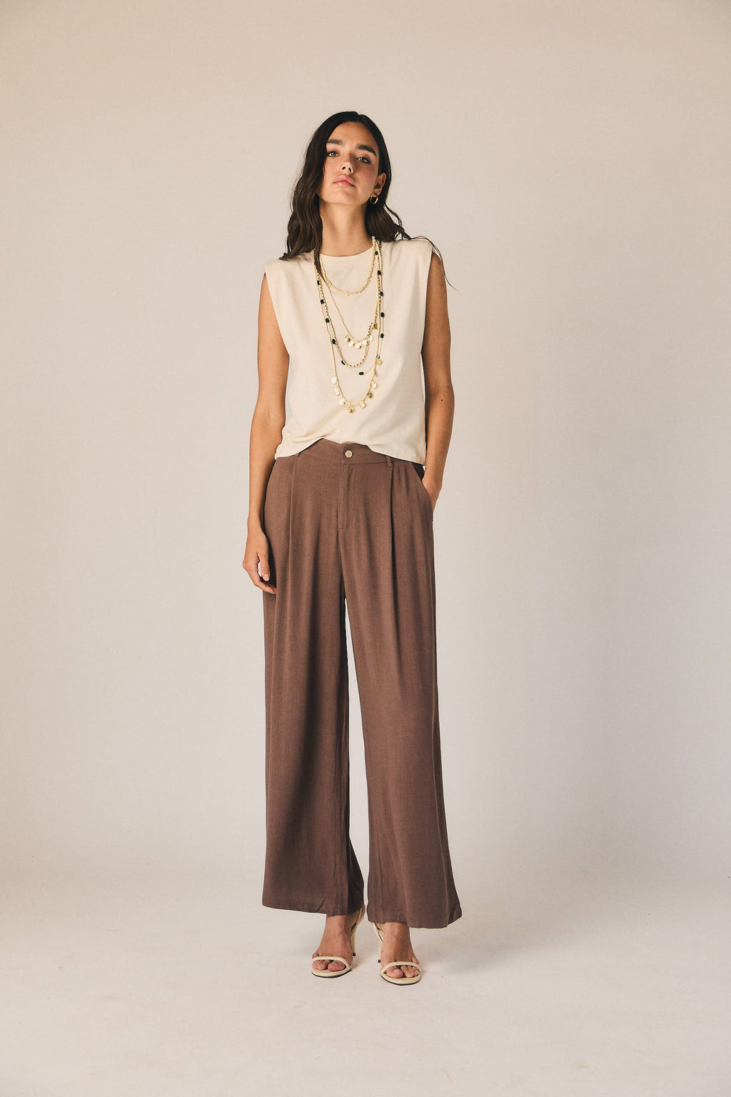 Pantalón pinzas fluido marrón