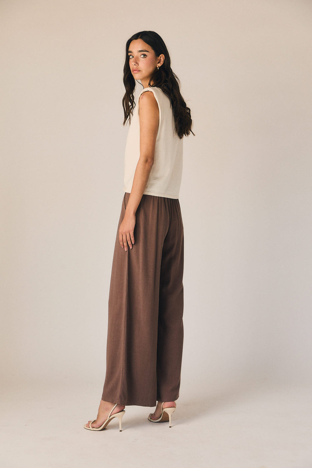 Pantalón pinzas fluido marrón