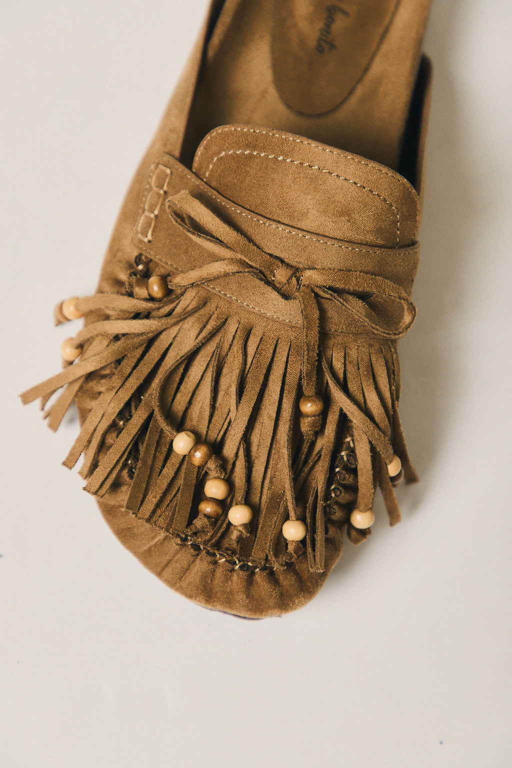 Zuecos con flecos camel