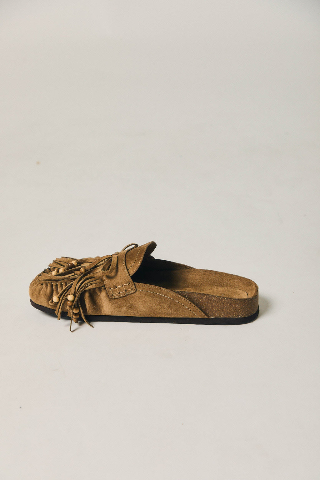 Zuecos con flecos camel