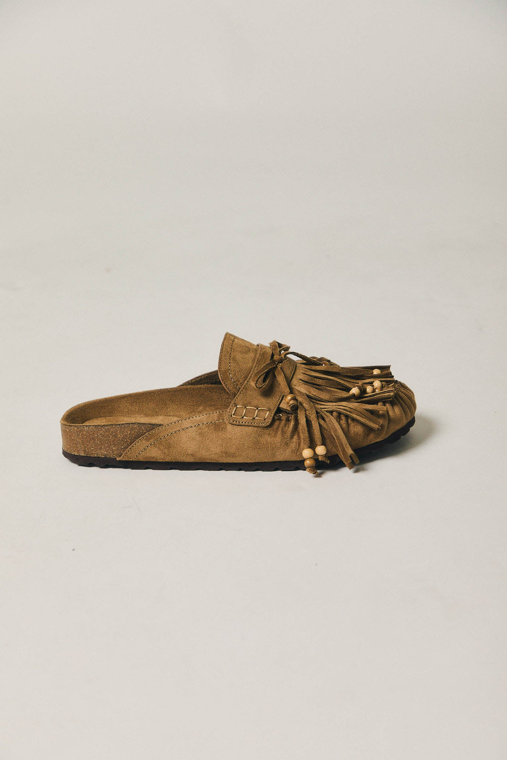 Zuecos con flecos camel