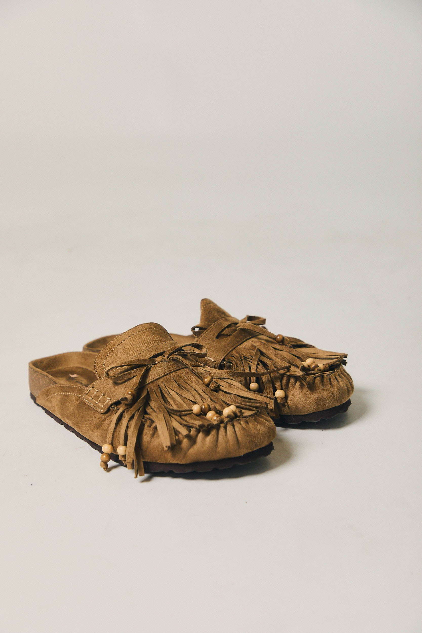 Zuecos con flecos camel