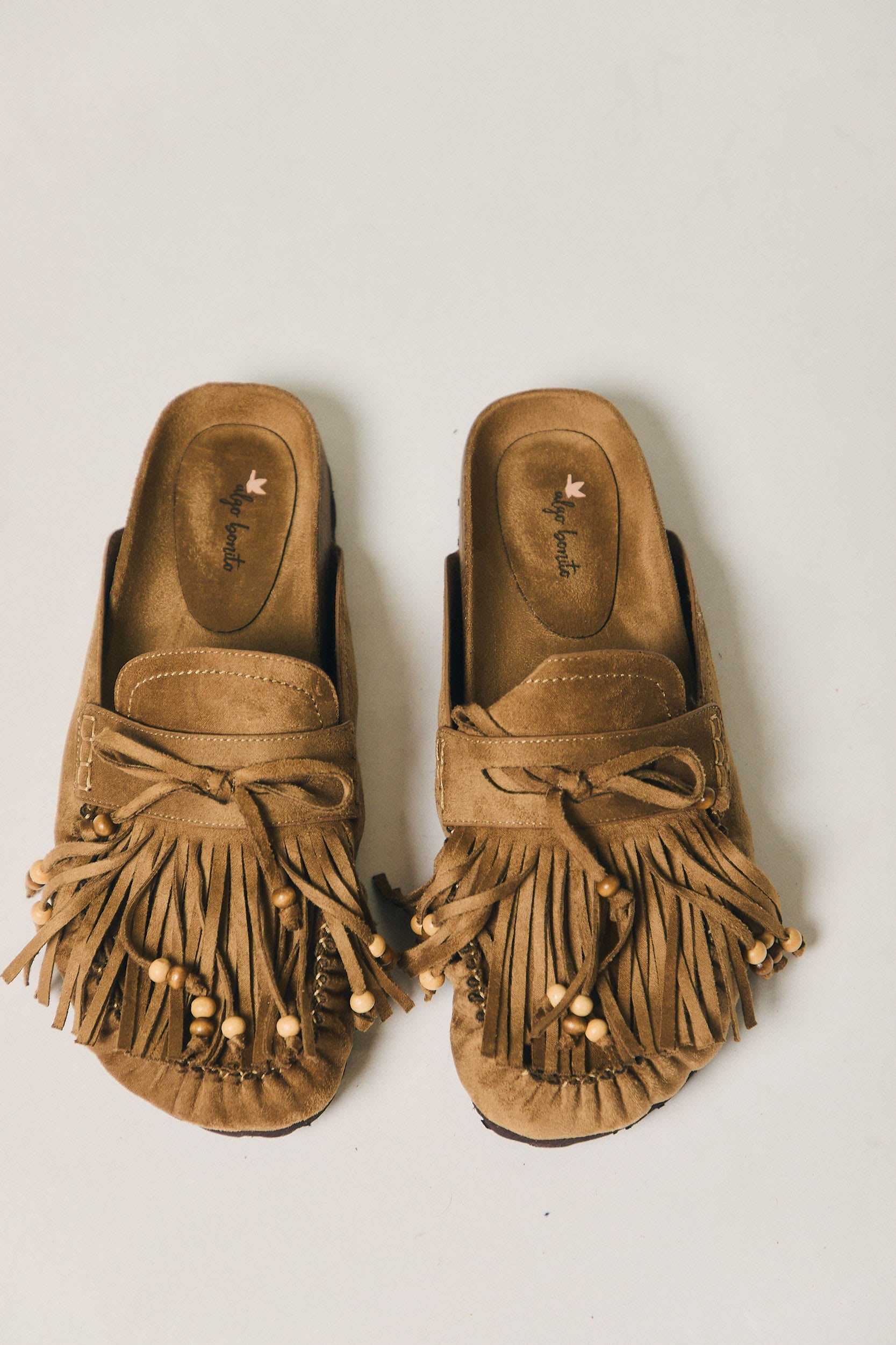 Zuecos con flecos camel